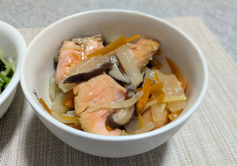鮭としいたけ・玉ねぎの薬膳蒸し煮